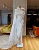 Boncuklu Uzun Kollu Beyaz Mermaid balo Elbiseler 2019 Yüksek Bölünmüş Tüy Örgün Abiye Giyim cübbesi de soiree Abendkleider