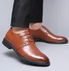 2019 New Men Dress Shoes 정식 웨딩 정품 가죽 신발 레트로 브로그 비즈니스 사무실 남자 평면 남성용 옥스포드