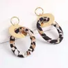 Boucles d'oreilles en gros imprimé léopard couleur vache, pendentif huggie pour femmes, fait à la main, flanelle Twining