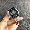 Neue Modeuhr für Herren und Damen, klassische Edelstahl-Digi-Digital-Retro-LED-Uhr, Gold- und Silber-Digitalalarm-Sportuhr. Geschenk