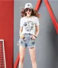 Tredimensionell blomma arrangemang sequin broderi kortärmad ålder-gammal t-shirt kvinnlig + denim shorts kvinnor två styck