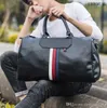 Werks Großhandel Männer Handtasche große Kapazität Reisetaschen Mode gestreifte Leder Business Handtaschen Outdoor Freizeit Reisen Fitnessbeutel