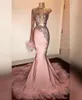 Glitter sequin prom klänning långärmad sjöjungfrun rosa svart tjej med fjädrar tåg en axel afrikansk formell kvällsklänning vestido