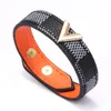 Guld Metall V-knapp Armband Initial Letter Design Charm Kvinnor Mode Justerbar Pläd läder Wrap Armband Smycken Armband för män Present
