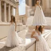 Berta Beach Bröllopsklänningar 3d Floral Applique Lace V Nacke Ärmlös Backless Sweep Train Plus Size Bridal Gowns Robe de Mariée