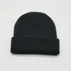 デザイナー帽子ボンネット冬ビーニーニット帽子 100% アクリル無地染色レザーパッチ冬スカル厚いビーニーキャップ