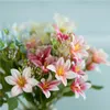 5 pz / lotto Bouquet di fiori artificiali 18 teste di fiori di seta di giglio per la decorazione domestica esposizione di nozze giglio falso bouquet decor ramo di fiori