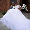Nigeria Abiti da sposa africani Abito da ballo bianco Abito da sposa country Treno reale Applicazioni con spalle scoperte Abito da sposa a fiori per le donne 2019