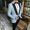 Moda Light Blue Groom Tuxedos Doskonały Czarny Szczyt Lapel Groomsmen Kurtka Ślubna Blazer Mężczyźni Formalny Prom / Dinner Suit (Kurtka + Spodnie + Krawat) 21