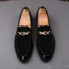 Mocassim masculino de couro design de luxo dedo do pé pontudo masculino formal sapatos de negócios sem cadarço sapatos de casamento casuais chinelos para fumar