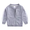 小売子供デザイナーカジュアルスポーツファッションジャケット2PCSスーツセットトラックスーツ衣料セット幼児の男の子の服装トラックスーツBoutiqu2042047
