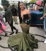 2020 Nya Långärmade Olive Green Prom Klänningar Mermaid Strapess Afrikansk Black Lace Girls Wear Formal Evening Party Custom Gowns Plus Storlek