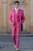 Garçons à la mode Peak Lapel Groom Tuxedos Hommes Rose Chaud Costumes Mariage / Bal / Dîner Meilleur Blazer Homme (Veste + Pantalon + Cravate + Gilet) A1113
