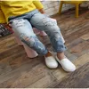 Denim Casual Risped Pants luźne mankiet mała chłopiec 2022 Modna dżinsy dziewczyny1095850