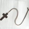 Nya enkla träkors halsband för kvinnor Wood Crucifix hänge med svart brun sträng rep långa kedjor mode smycken i bulk