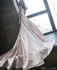 Superbe élégante des robes d'épaule en dentelle en satin une robe de mariée en ligne robes nuptiales