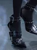 Heißer Verkauf - Schwarz-weiße Schnallensandalen mit spitzen Zehen und metallischen Absätzen, spitzen Zehen, Bühnenstilettos, Gladiator-T-Show-Sandalen für Damen, Party-Absätze