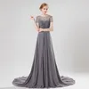 Cinza Frisada Mãe da Noiva Vestidos Jóia Pescoço De Mangas Curtas Plissações Chiffon Cristal Elegante Noite Wedding Wedding Guest Dress