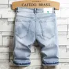 Verão nova luz azul denim shorts não mainstream masculino em linha reta solto tamanho grande cinco pontos buraco remendo shorts carta impressão calças 190k