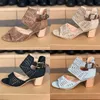 2021 Luxury High Heels Slides Sandaler Suede Mid-Heel Designer Sexig med Crystal Metal Buckle Summer Beach Bröllop Skor Storlek 35-43 No42