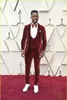 Senaste Coat Pant Designs Red Velvet Prom Män Passar Groom Jacka Red Carpet Bröllop Tuxedo Kostym (Jacka + Vest + Byxor + Bowtie)