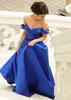 2018 bleu royal en satin simple robes de bal avec des fleurs faites main délicates décolleté à l'épaule Puffy une ligne balayage train robes