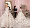 2020 New Princess Flower Girl Weddings 쥬얼리 레이스 Applique Puffy Court Train Little Kids Baby Gowns First Communion Dresses