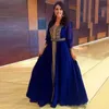 Moda 2019 Abiti da ballo arabi Manica lunga Abaya Scollo a V Una linea Lunghezza pavimento Orlo in rilievo dorato Abiti da sera musulmani in chiffon blu reale