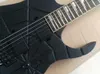 Fabriksanpassad Matte Black Electric Gitarr med Spider Web Carving, Floyd Rose Bridge, Svart hårdvara, kan anpassas