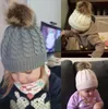 Pai-filho tampão feito malha chapéu do inverno 2PCS Mom Baby chapéus mornos Cap esfera da pele Bobble Beanie de lã Pompom Hat Crianças Wool