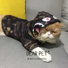 Liten hundjacka med hattvatten varumärke kamouflage hajtryck plus sammet husdjurskläder mode fritid hund hoodie ny style4975268