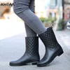 여성 rainboots 평면 플랫폼 낮은 발 뒤꿈치 중반 송아지 부츠 새로운 패션 여성 미끄러짐 바느질 캐주얼 신발 숙녀 방수 신발