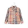 Brand Boy Boy Baby Camisa de manga longa Padrão xadrez Primavera e outono Novo botão de algodão da moda Khaki 1804356