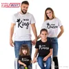 여름 매칭 가족 의류 캐주얼 솔리드 짧은 소매 면화 티셔츠 킹 퀸 커플 Tshirt 왕관 인쇄 재미있는 탑스