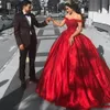 Billig mörkröd quinceanera boll klänning klänningar av axel satin spets applikationer pärlstav öppen rygg söt 16 plus storlek fest prom kvällsklänning