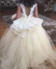 2024 Novo vestido de meninas de flor de champanhe barato para casamentos com renda de casamento sem mangas do chão