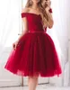 Sexy rotes Tüll-Kurzschluss-Heimkehrkleid, schulterfrei, knielang, für 16-Jährige, Rüschen, Abschlussball-Party-Kleider, Abschlusskleider, individuell