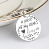 Runder Memorial-Schmuck mit Gravur „A Piece Of My Heart Lives In Heaven“-Schlüsselanhänger „Loss Loved One“ aus handgestempeltem Edelstahl