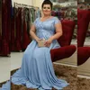 Moderno Dusty Blue Plus size Abiti per la madre della sposa Abiti da sposo in chiffon a maniche corte Lunghi abiti formali da sera con schiena cava economici SD3402