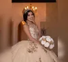 2020 Beaded Crystals Lace Gold Quinceanera Prom Klänningar Sheer Neck Tulle Sexig Ball Gown Evening Party Sweet 16 Dress Robes de Soiree