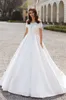 2020 Abito da sposa Bateau Una linea Abito da sposa senza maniche in pizzo con applicazioni Sweep Train Satin Robes De Mari￩e