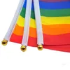 Bandiera arcobaleno Gay Pride Stick 5x8 pollici Mini bandiera a mano che sventola bandiere utilizzando la maniglia con la parte superiore dorata dc519