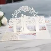 （50個/ロット）3D新郎新婦ホワイト結婚式の招待状カードレーザーカットポケット花囲まれたカスタマイズされた招待状IC052