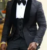 Mode Jacquard Groom Tuxedos Rouge / Blanc / Noir Garçons D'honneur Robe De Mariée Excellent Homme Veste Blazer Costume 3 Pièces (Veste + Pantalon + Gilet + Cravate) 56