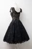 2019 A-Line Black Lace Gothic Korta Bröllopsklänningar med korta ärmar Scoop Neck Vintage Te Längd Lace 1950s 60s Non White Bridal Gown