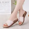 Buena calidad marca de diseñador mujer Sandalias deslizantes de playa Zapatillas para mujer Blanco negro Moda de playa Sandalias de lujo Chanclas