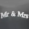 Bruiloft decoraties instellen met net getrouwd Bruiloft Banner Mr Mrs tekent letters voor Sweetheart Table