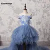 Stoffig blauw hoog lage lage veer -optochtjurken voor meisjes Appliques Pearl Ruffles Flower Girl Dress Off Shoulder Comunion Dress