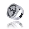 Anello da dito da uomo personalizzato in oro bianco con diamante bianco nero con cuore spezzato, gioielli da rapper hip-hop con zirconi cubici ghiacciati