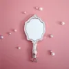 Miroir à main de maquillage Les Merveilleuses Ladurée - Miroir à main de beauté en relief de luxe de taille voyage